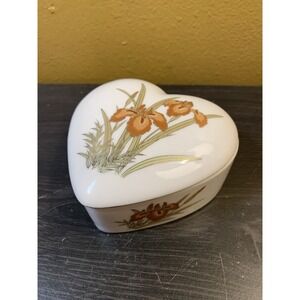 Japanese Hand Painted Heart Shaped Porcelain Trinket Dish Jewelry Box Flower